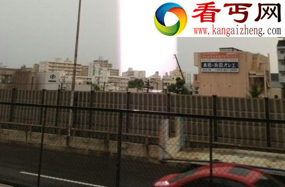 日本惊现不明光柱 直通天际