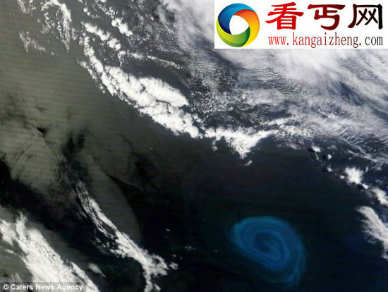 惊人图像美国宇航局“泰拉”卫星在南非海岸拍到这个90英里(约合144公里)宽的漩涡,表面上看起来极其危险,但实际上它能从海底带出营养物质,更有可能为创造生命提供重要基础。 (图)太空拍南非水域直径148公里海底漩涡