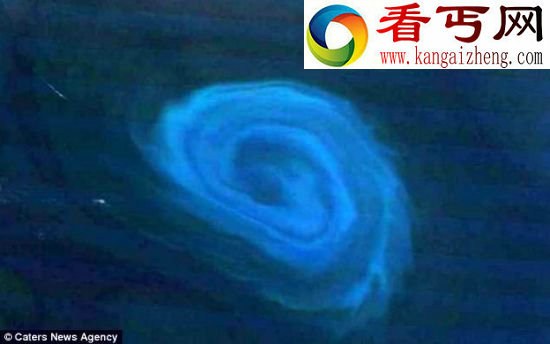 这张来自泰拉卫星的照片显示,涡流正逆时针旋转,水周围由外向内渐成蓝色,中心最为突出。 (图)太空拍南非水域直径148公里海底漩涡