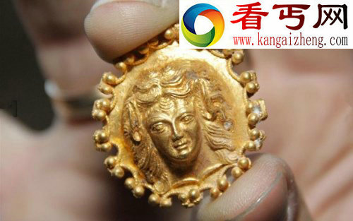 保加利亚发现的黄金头像。 保加利亚发现含有大量金银首饰罕见宝藏