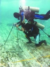 考古蛙人潜水22米像进地狱