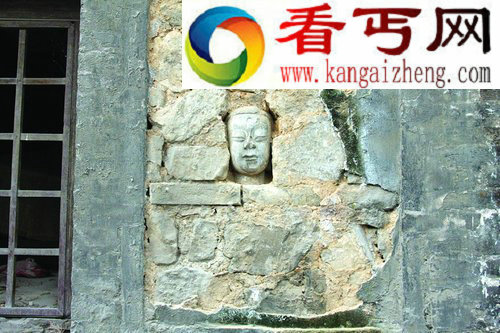 三尊“佛首”藏于石窟寺墙壁 雨后露出