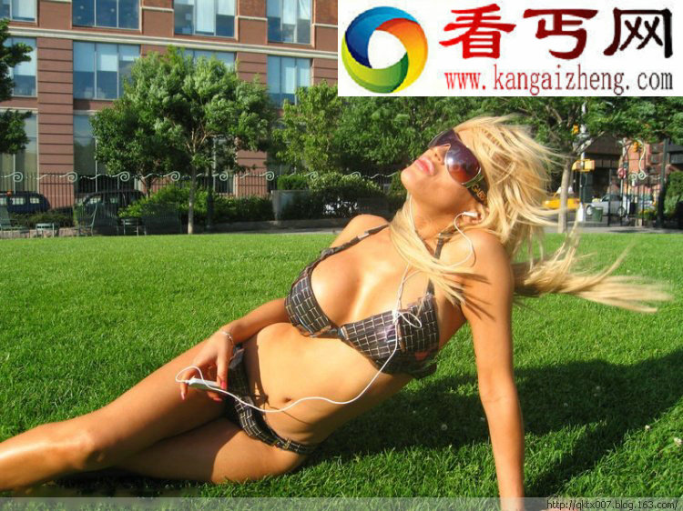 穿太阳能比基尼做清凉性感美女