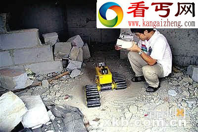 我国研制成功地震救援机器人