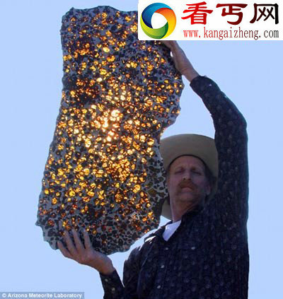 神秘美丽的陨石蜂窝黄金发光晶体每克30英镑