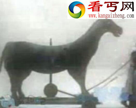 折磨女子下体的木马刑，穿透阴道刺破子宫内脏
