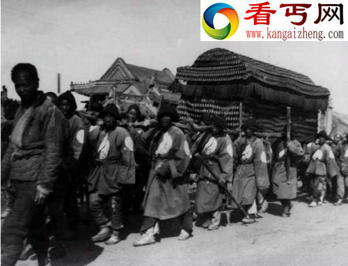 慈禧陵墓被挖后遗体出土景象 尸身长满白毛