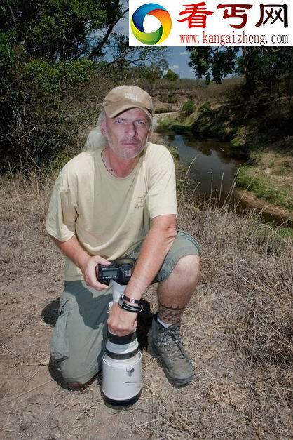 鲁莽鳄鱼闯入河马群被咬死