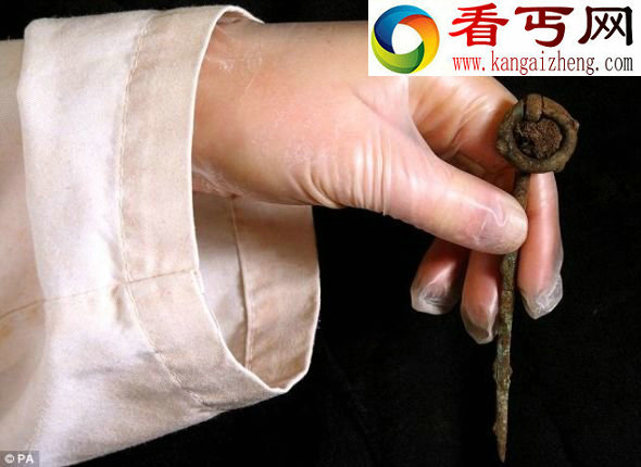 （图）英国发现维京人千年古墓遗骸躺在17英尺船棺里