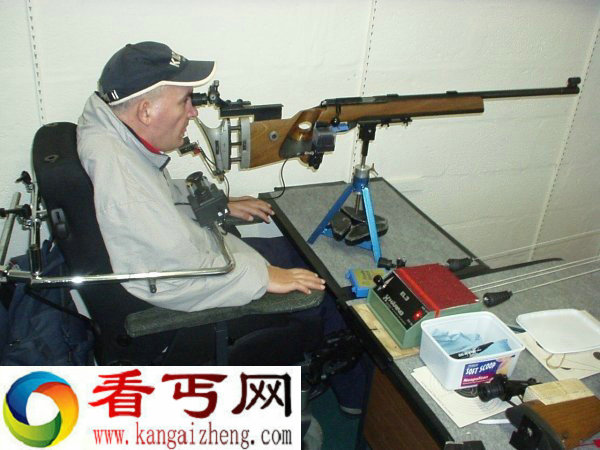 英国神枪手高位截瘫后，改用练习舌头射击