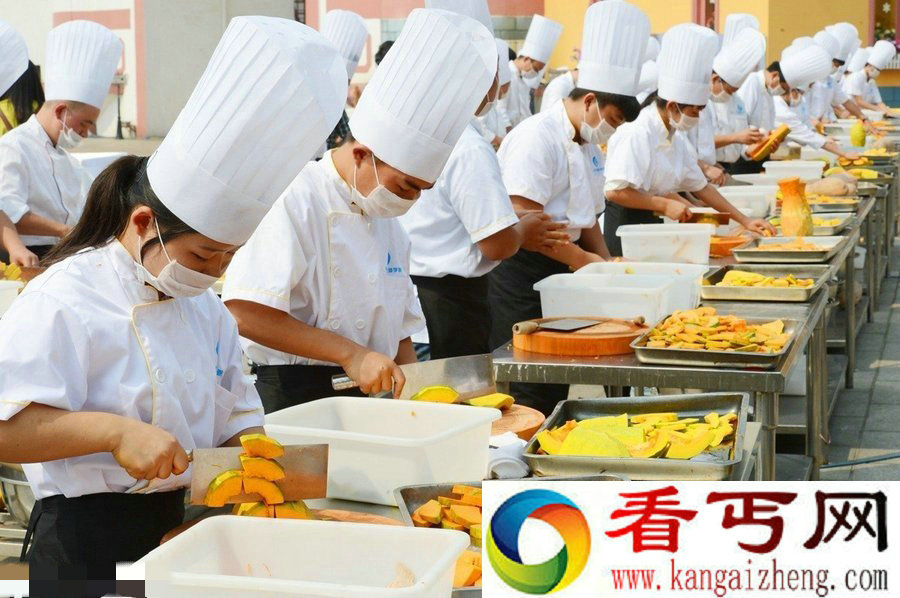 长沙现1863斤巨型南瓜饼 挖掘机搅拌原料~~整这玩意儿有意思吗(图1) 长沙现1863斤巨型南瓜饼 挖掘机搅拌原料~~整这玩意儿有意思吗