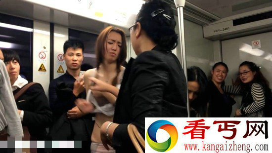 上海地铁两妙龄女当众脱衣 恶俗广告遭批