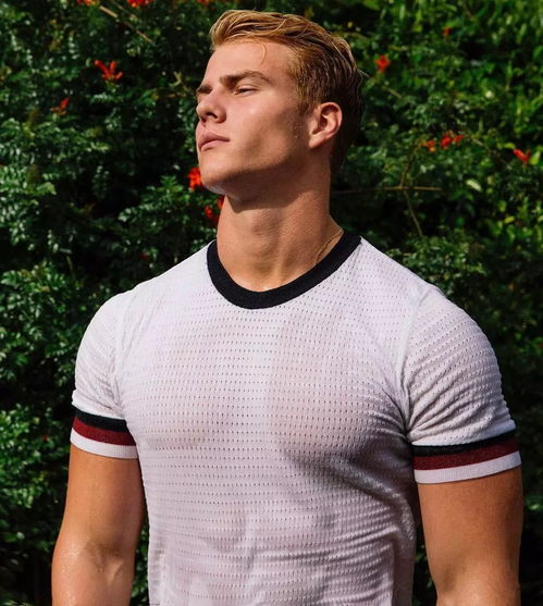 周冬雨曾志伟什么关系